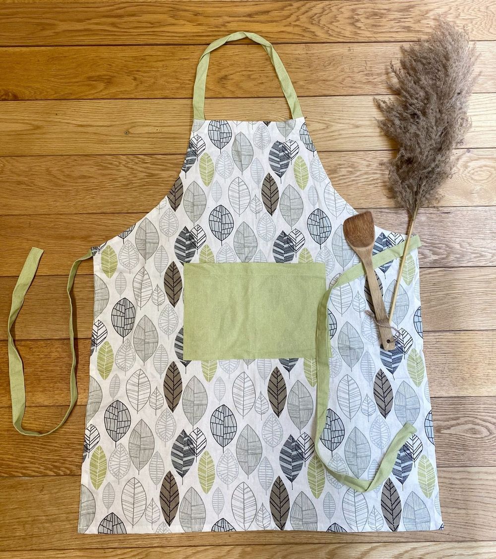 kitchen-apron-with-leaf-design-1