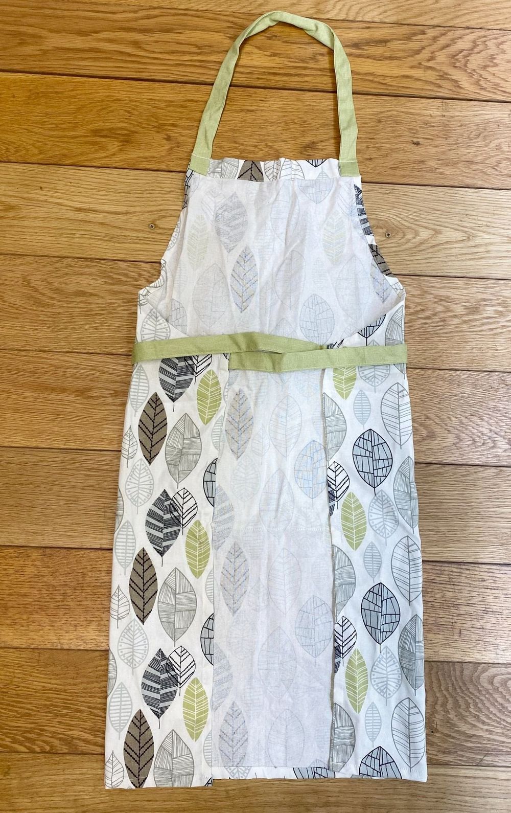 kitchen-apron-with-leaf-design-2