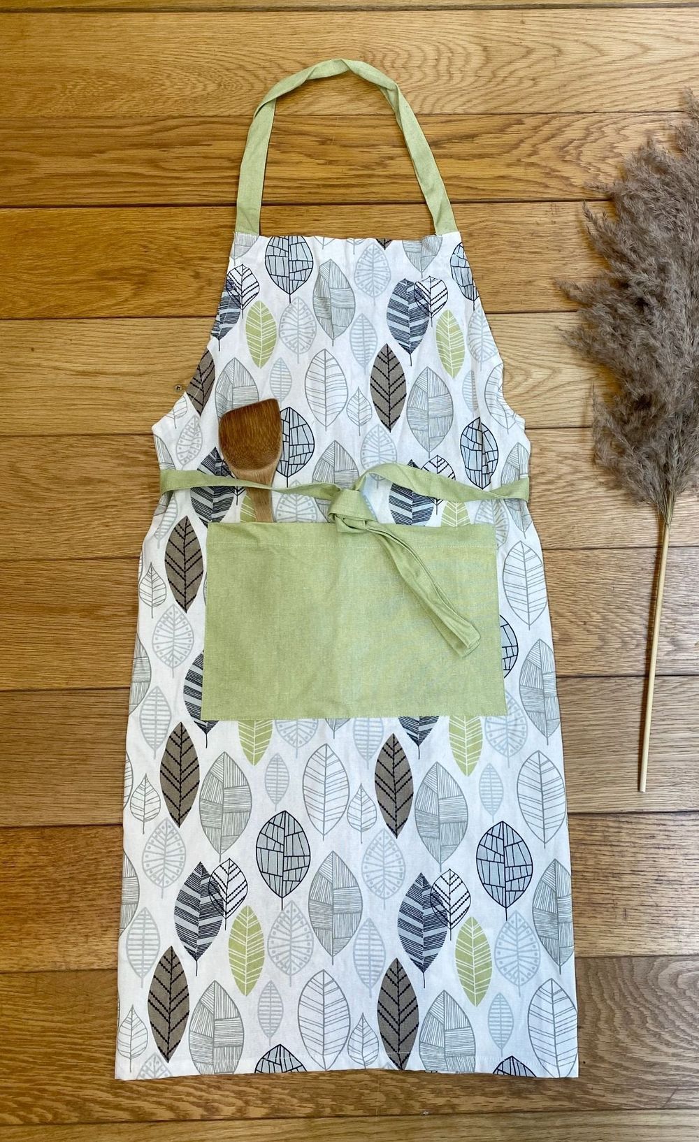 kitchen-apron-with-leaf-design-3